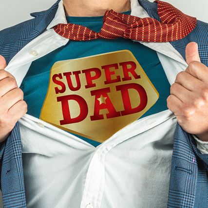 Mann reisst sich das Hemd auf und trägt darunter ein super Dad Shirt ©Adobe